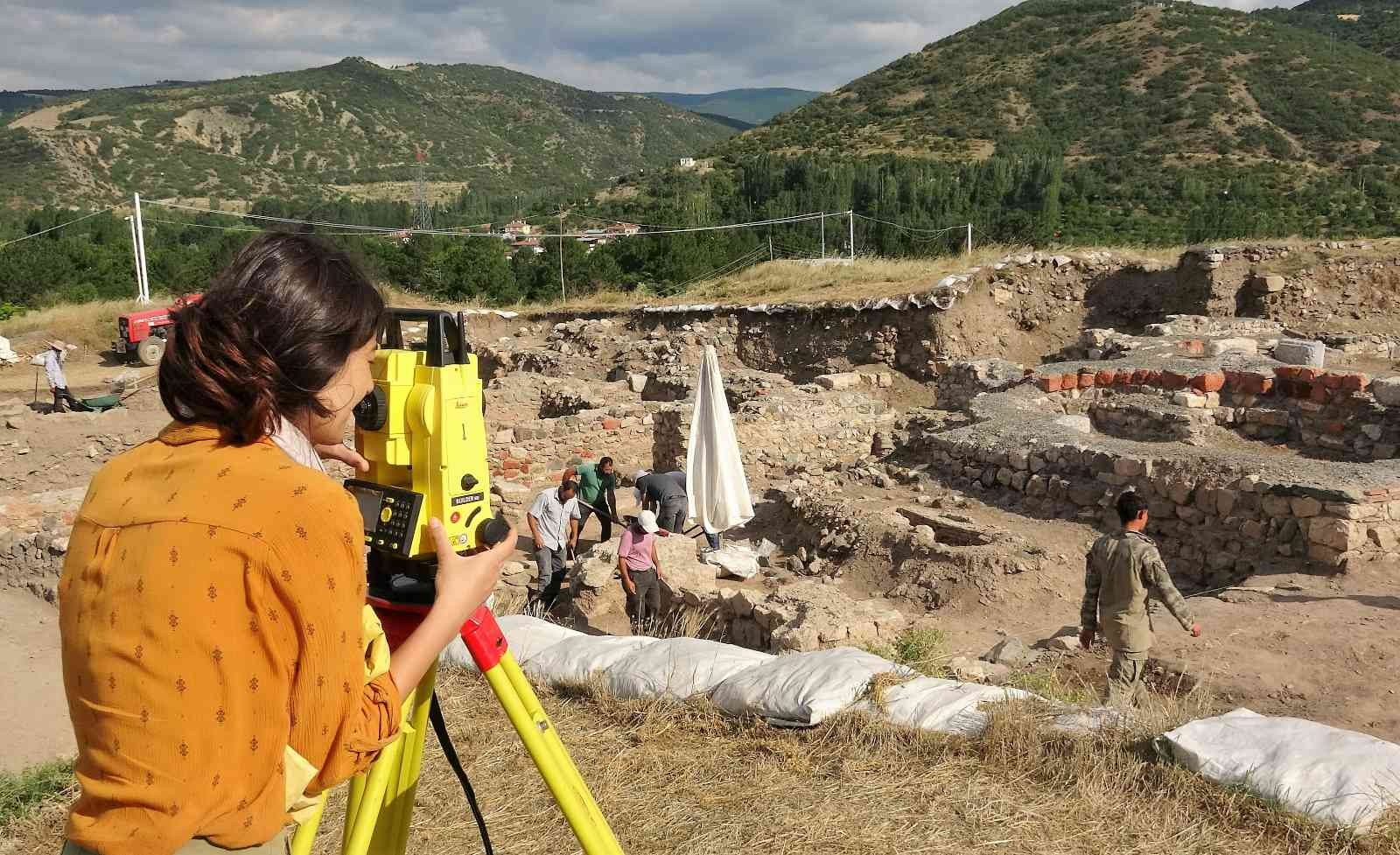 Helenistik döneme ait tapınak gün yüzüne çıkartılıyor
