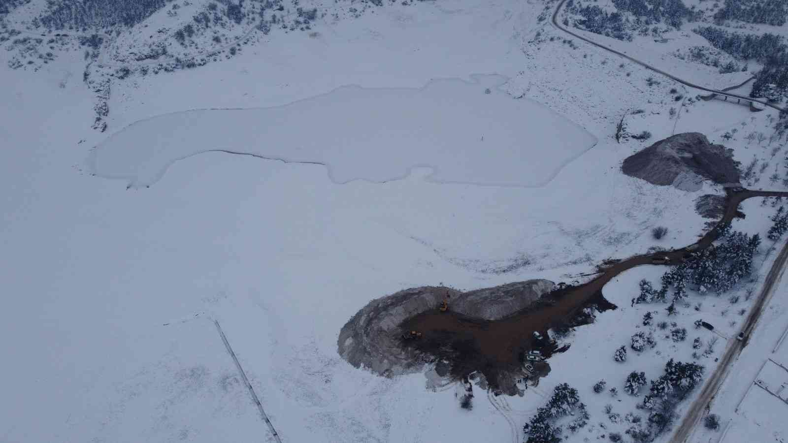 Kuraklığın vurduğu Çorum'da 2 bin kamyon kar baraja taşındı
