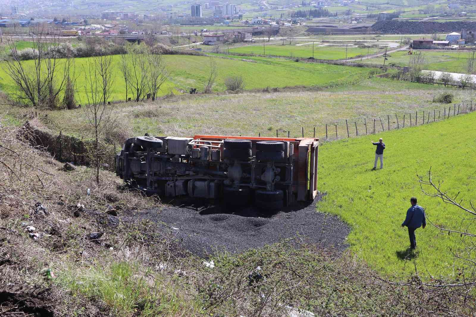 Samsun'da sıcak asfalt yüklü kamyon şarampole yuvarlandı: 1 yaralı

