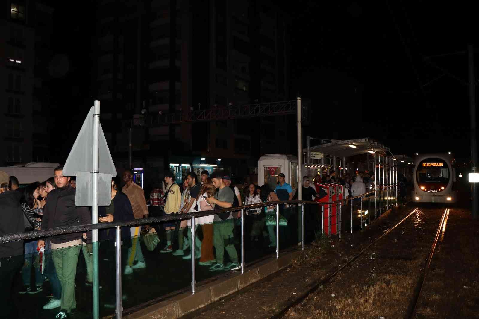 Samsun'u sağanak vurdu, hayat felç oldu
