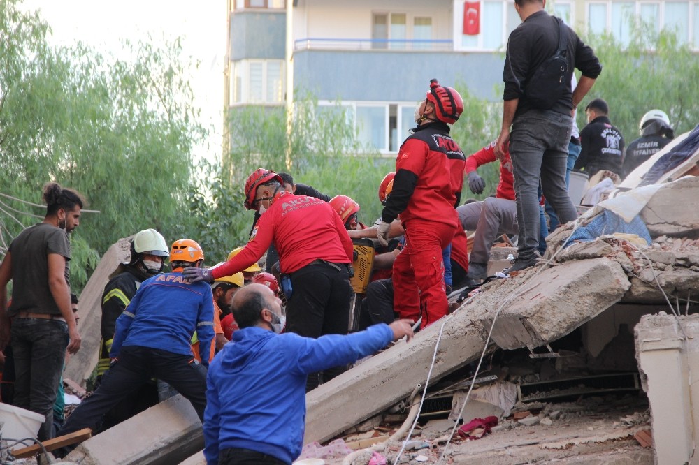 İzmir'deki enkazdan bir kişi daha kurtarıldı
