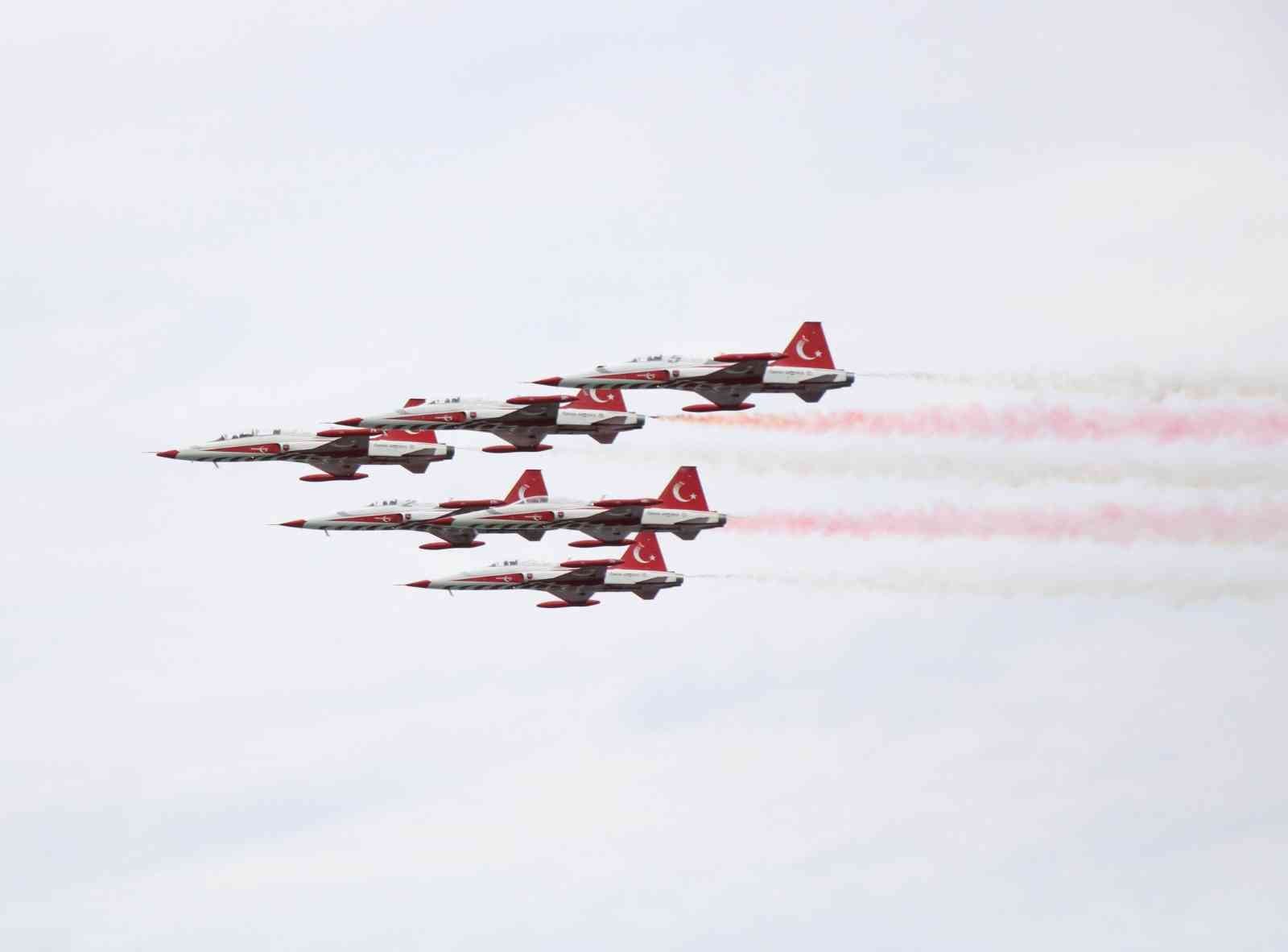 Solo Türk ve Türk Yıldızları gösterileri nefes kesti
