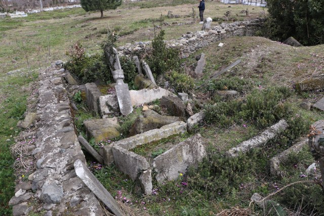 Samsun'da tarihi 'Paşa Mezarlığı'nı defineciler talan etti