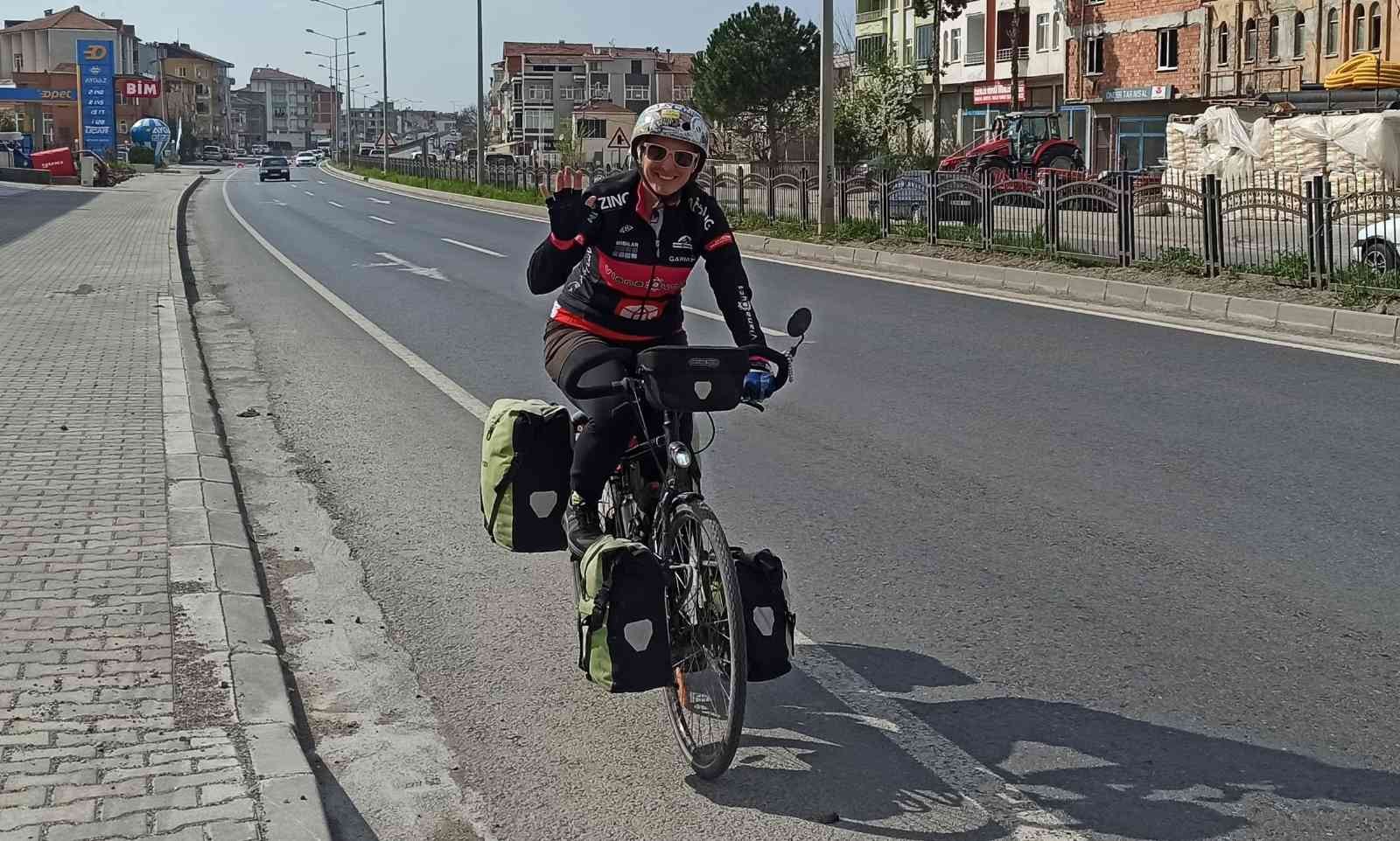 İngiliz kadın gezgin bisikletle dünya turunda
