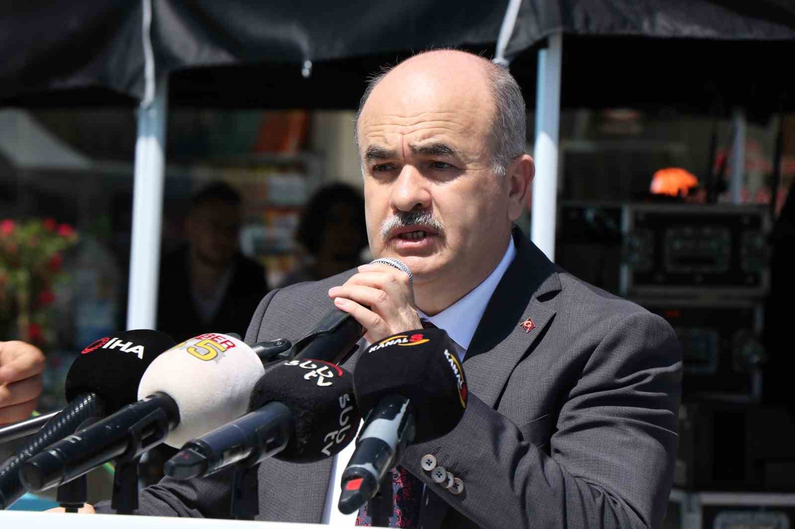 Atık malzemelerden kıyafet defilesi
