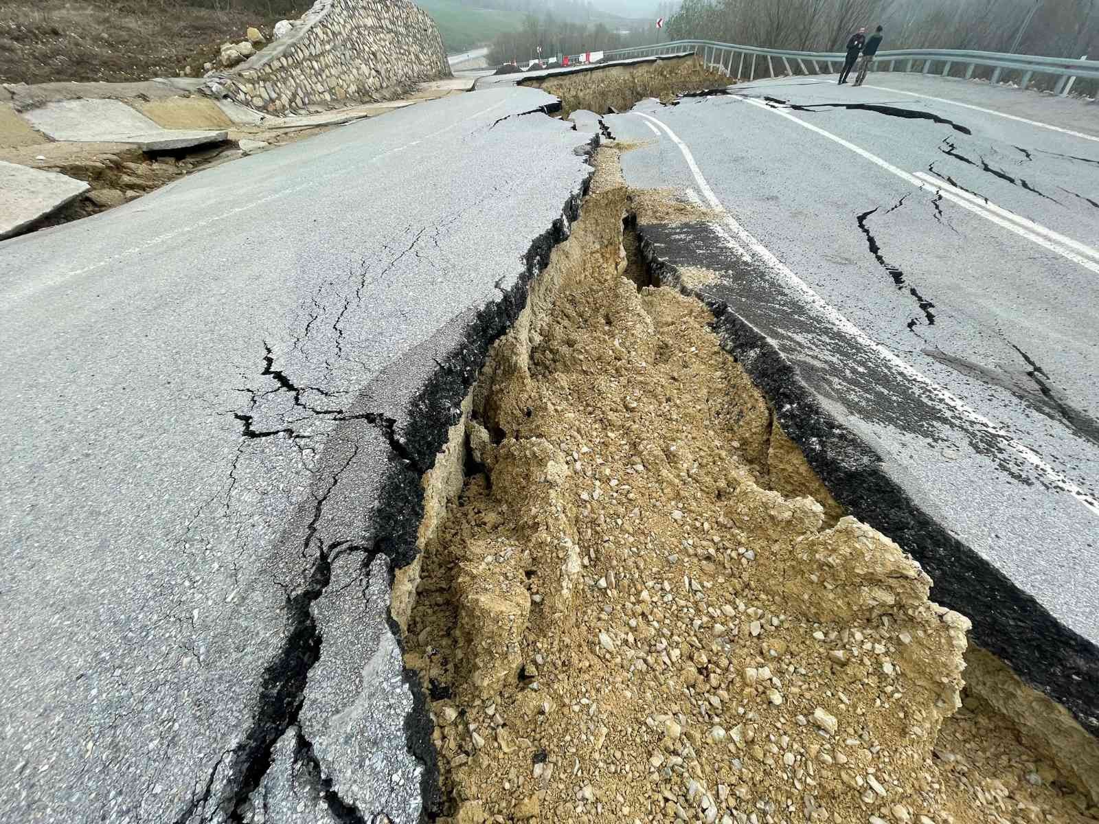 Karadeniz'i İstanbul'a bağlayan yol çöktü
