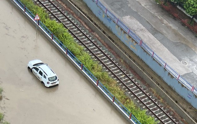 Samsun'da sel felaketi! Yollar çöktü, araçlar yolda kaldı