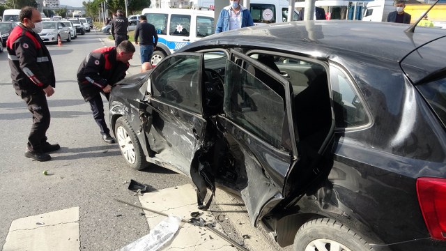 Samsun'da kavşakta iki otomobil çarpıştı: 5 yaralı