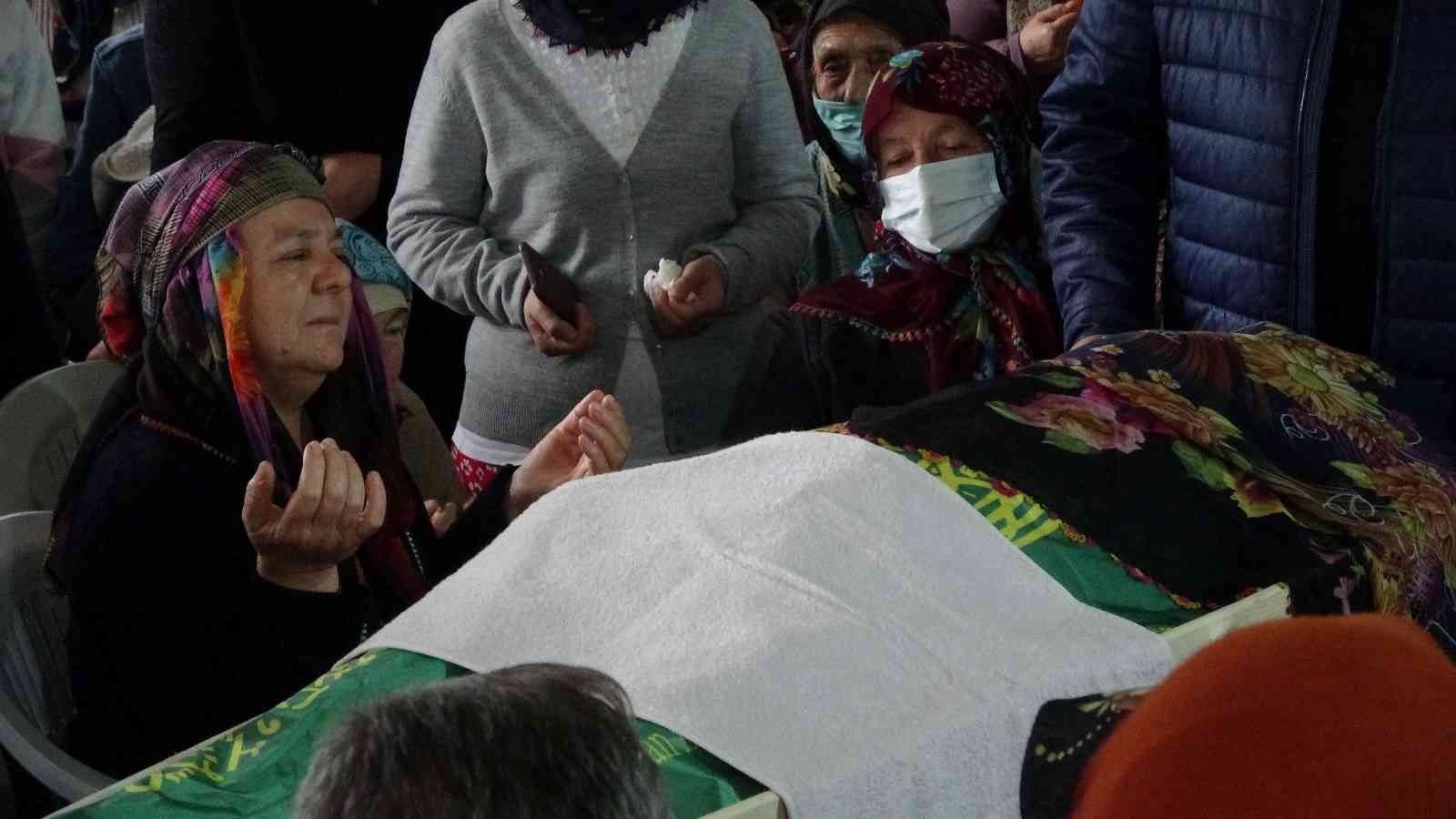 Samsun'daki otobüs kazasında hayatını kaybeden 2 kadın son yolculuğuna uğurlandı
