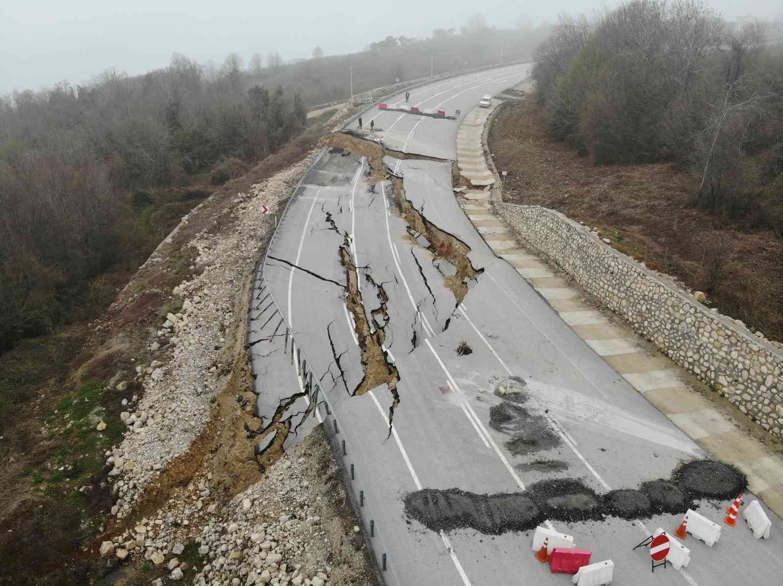 Karadeniz'i İstanbul'a bağlayan yol çöktü
