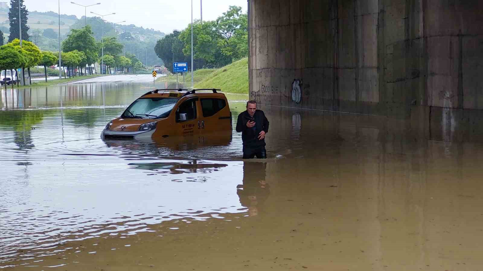 Samsun'da taksici selde aracıyla suyun içinde mahsur kaldı
