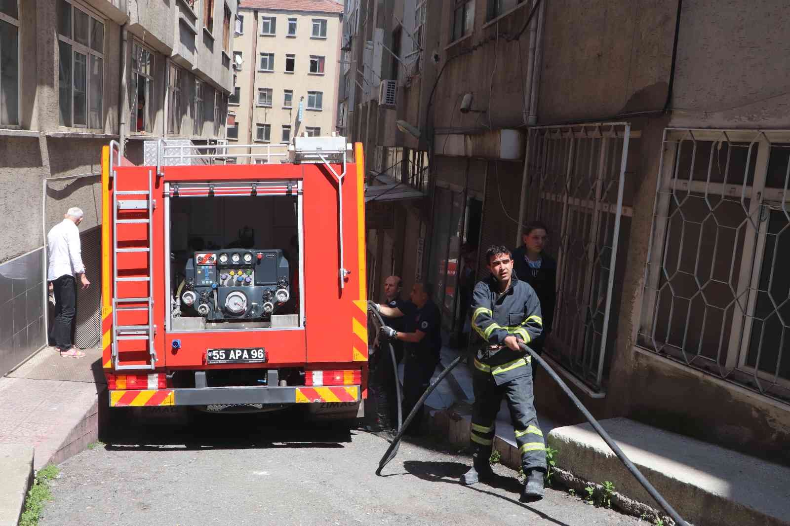 Samsun'da yangın paniği: 2 kişi dumandan etkilendi
