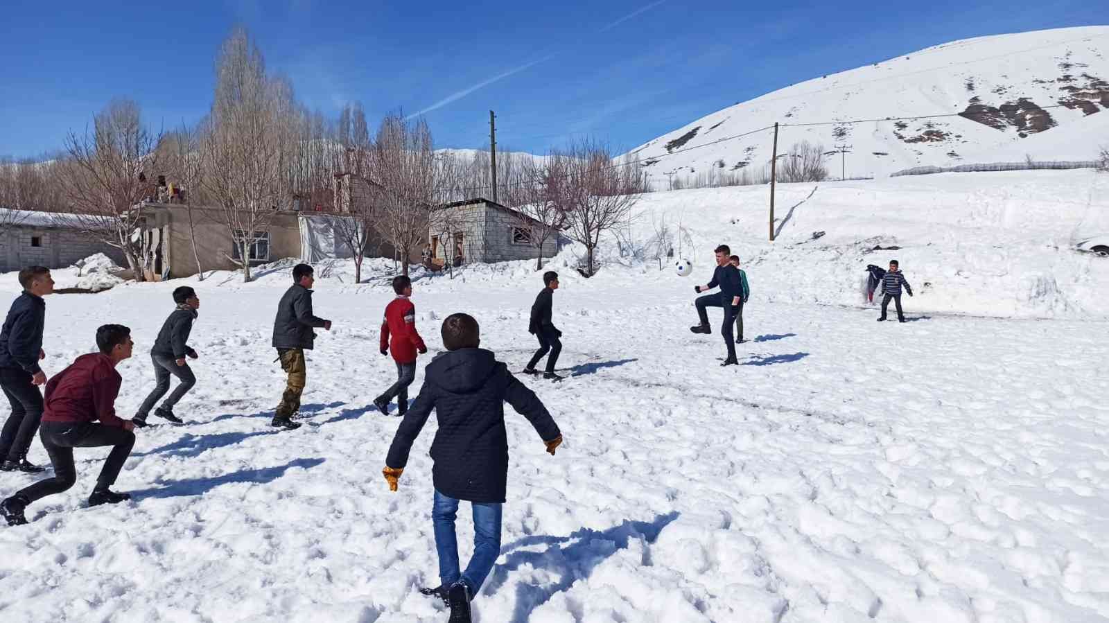 Köy çocuklarının karda futbol keyfi
