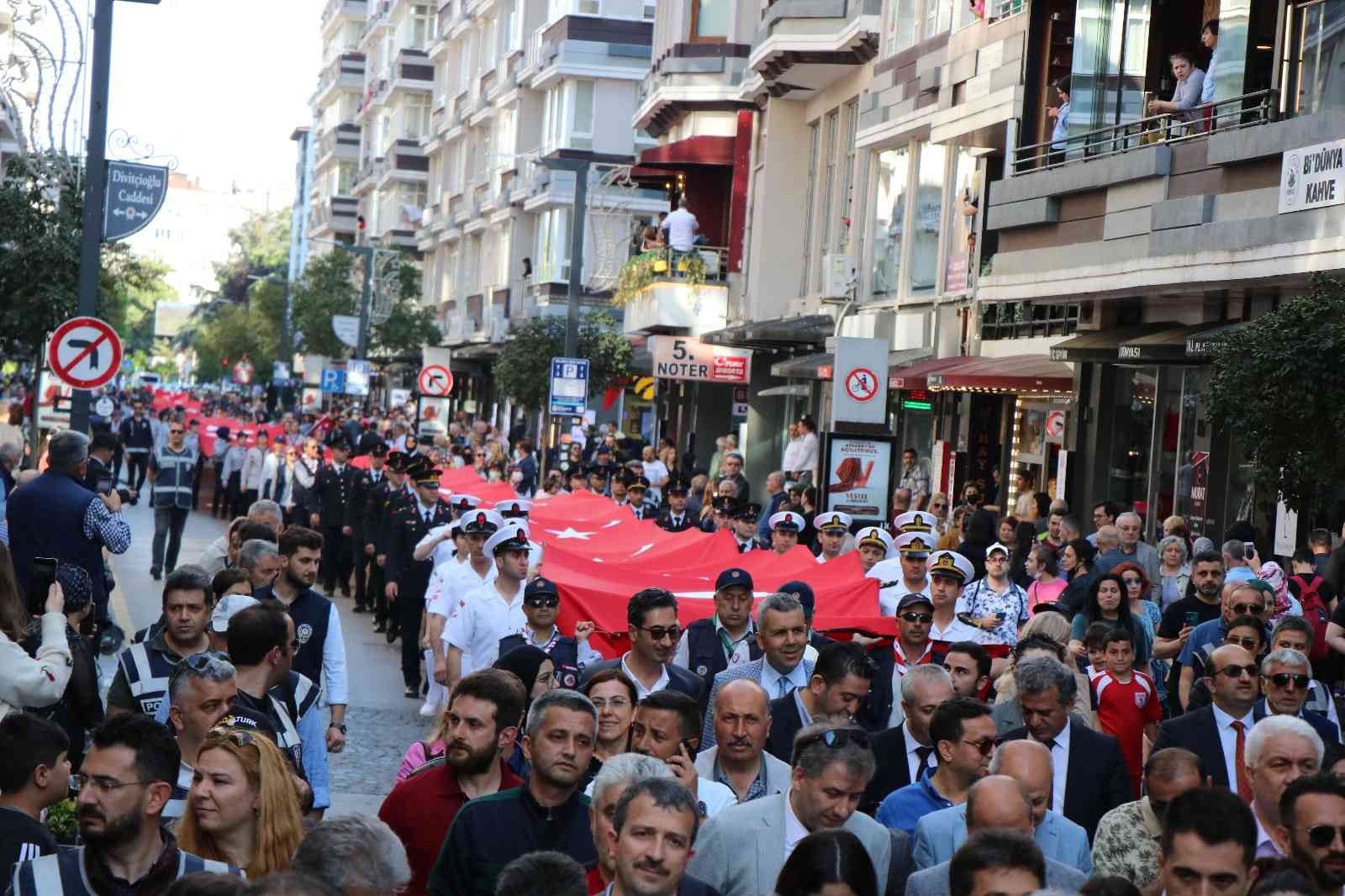 1919 metrelik bayrakla caddeler şenlendi
