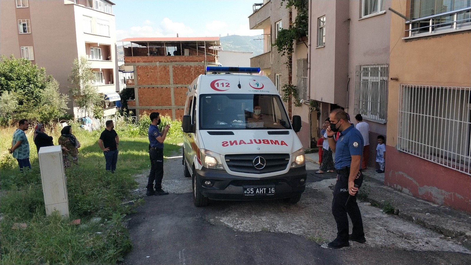 Anahtarı evde unutup balkondan eve girmek isterken 3. kattan düştü
