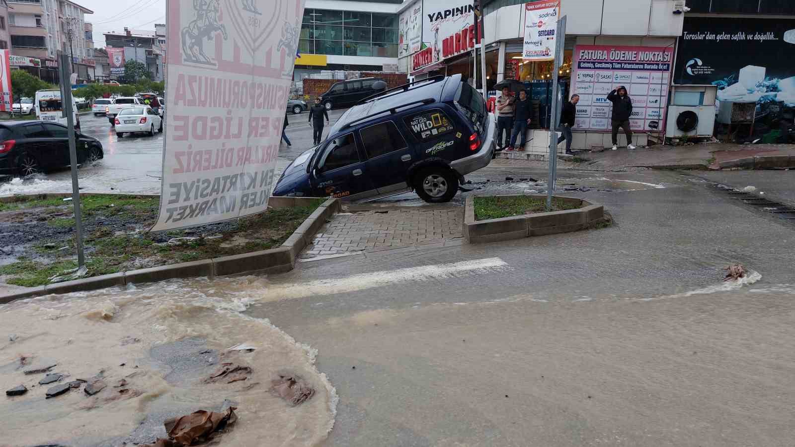 Samsun'da sel felaketi! Yollar çöktü, araçlar yolda kaldı