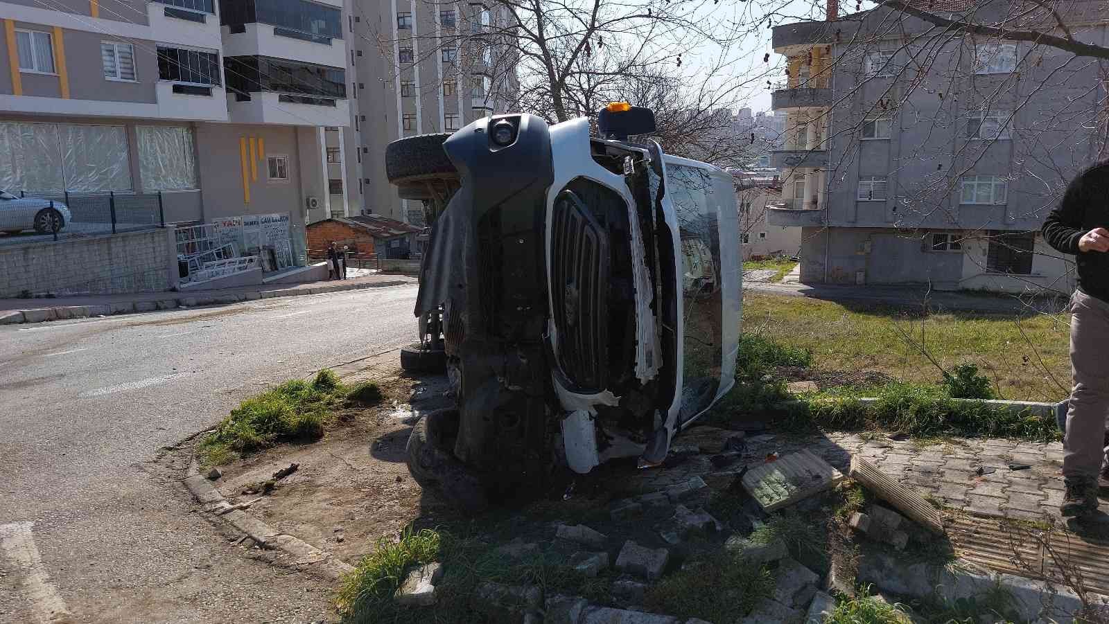 Öğrenci servisi ile cip çarpıştı: 9'u öğrenci 15 yaralı
