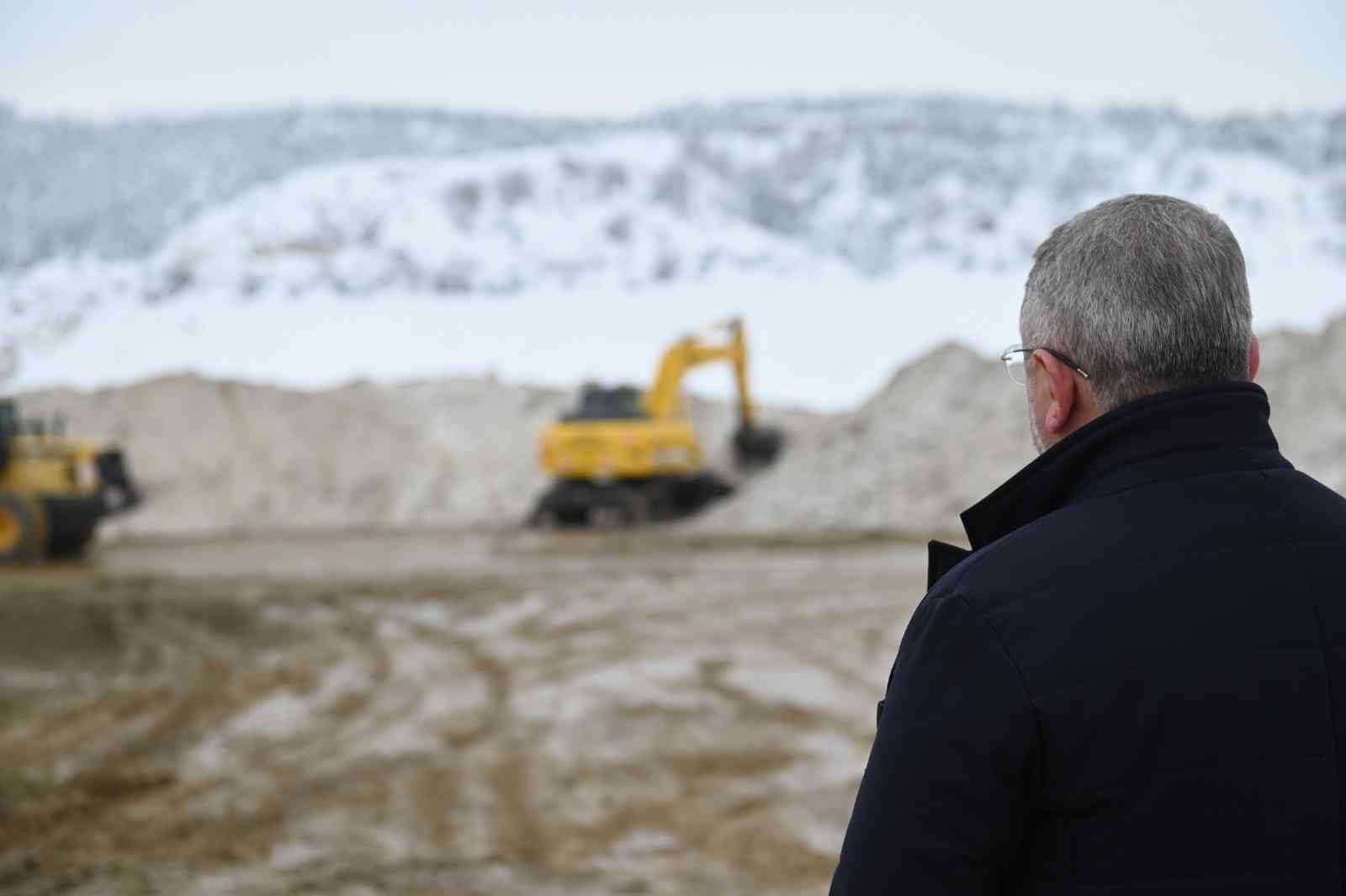 Kuraklığın vurduğu Çorum'da 2 bin kamyon kar baraja taşındı
