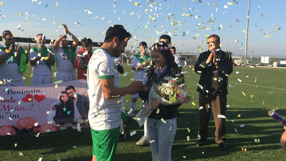 Futbolcudan kız arkadaşına sahada sürpriz evlenme teklifi
