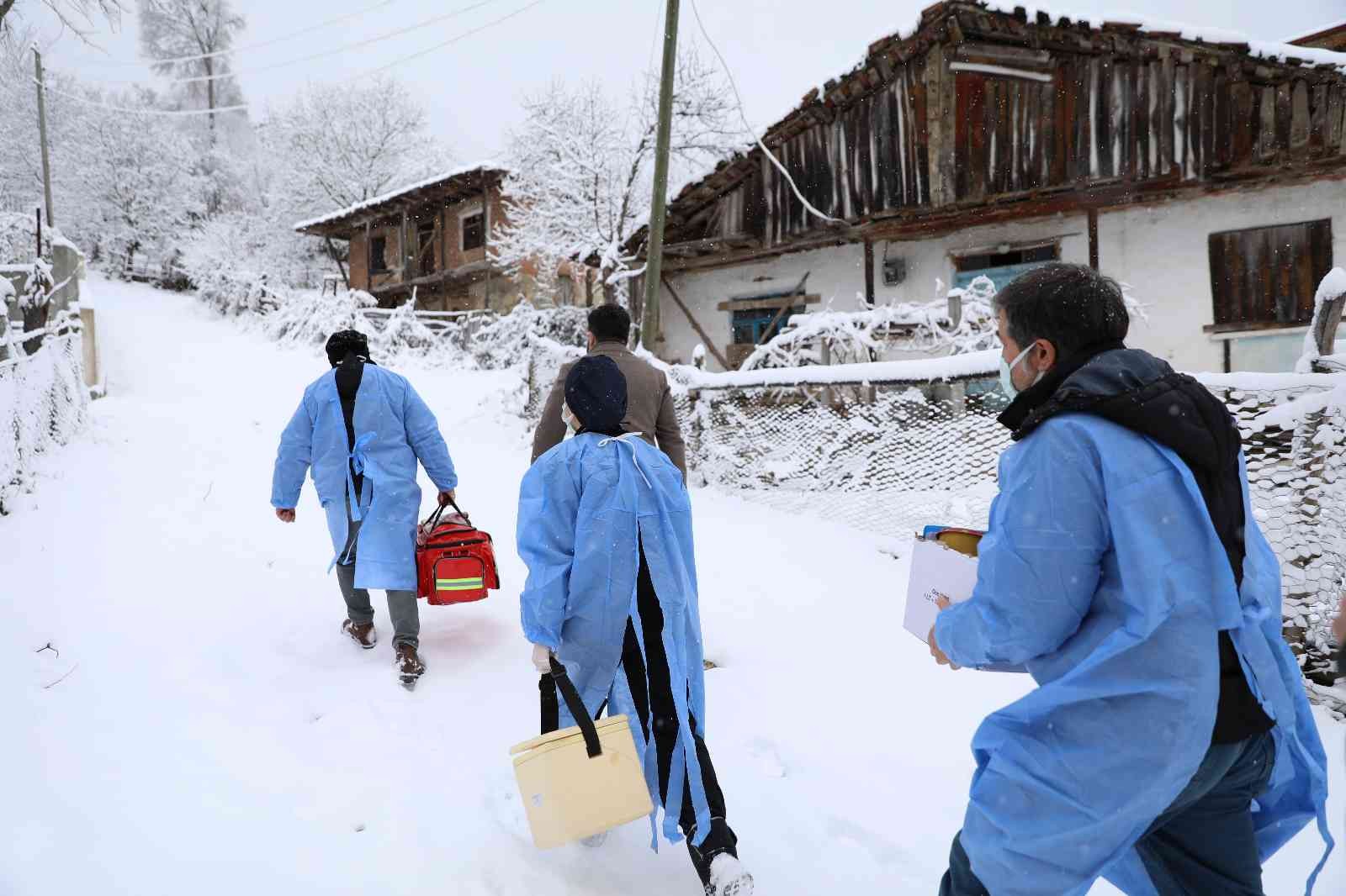 Kar ve tipi onlara engel olmadı, aşı ekipleri dondurucu soğukta görevde
