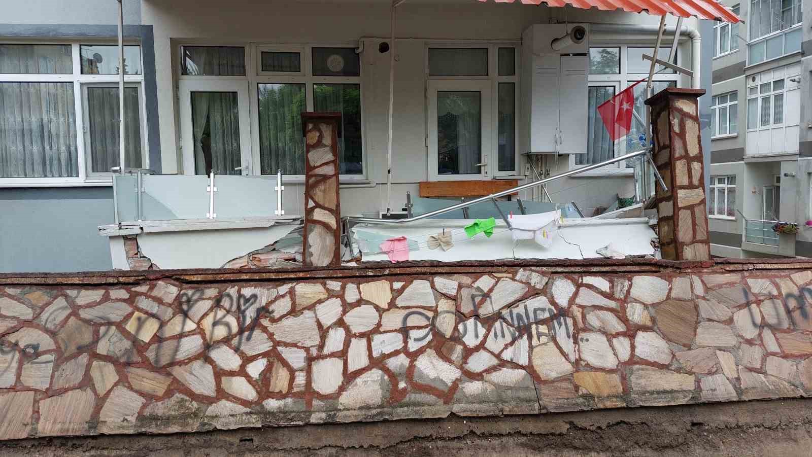 Samsun'da selden yıkılan parkın duvarı evlerin balkonlarına zarar verdi
