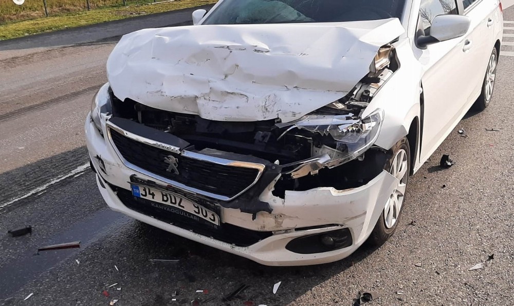 Samsun'da otomobil tıra çarptı: 2 yaralı
