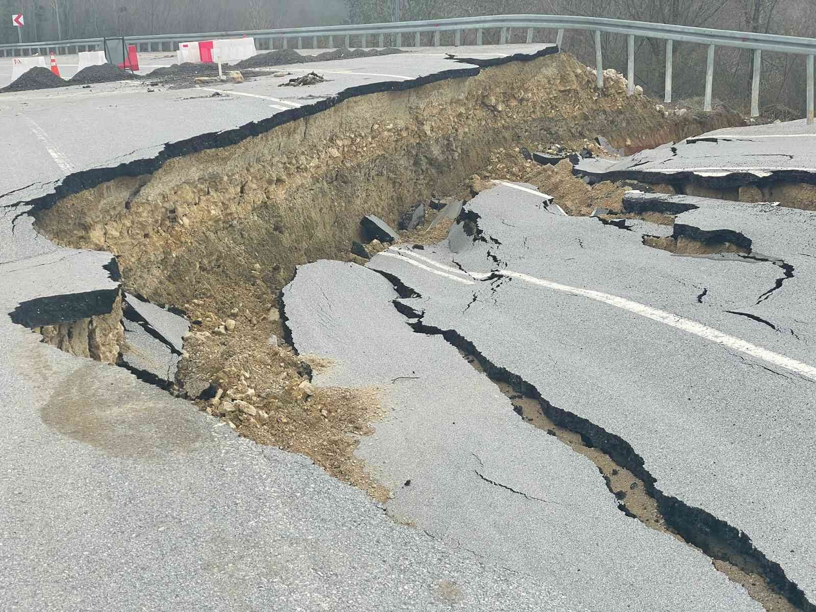 Karadeniz'i İstanbul'a bağlayan yol çöktü
