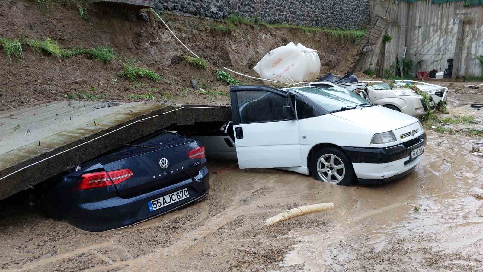 Samsun'da istinat duvarı araçların üzerine çöktü