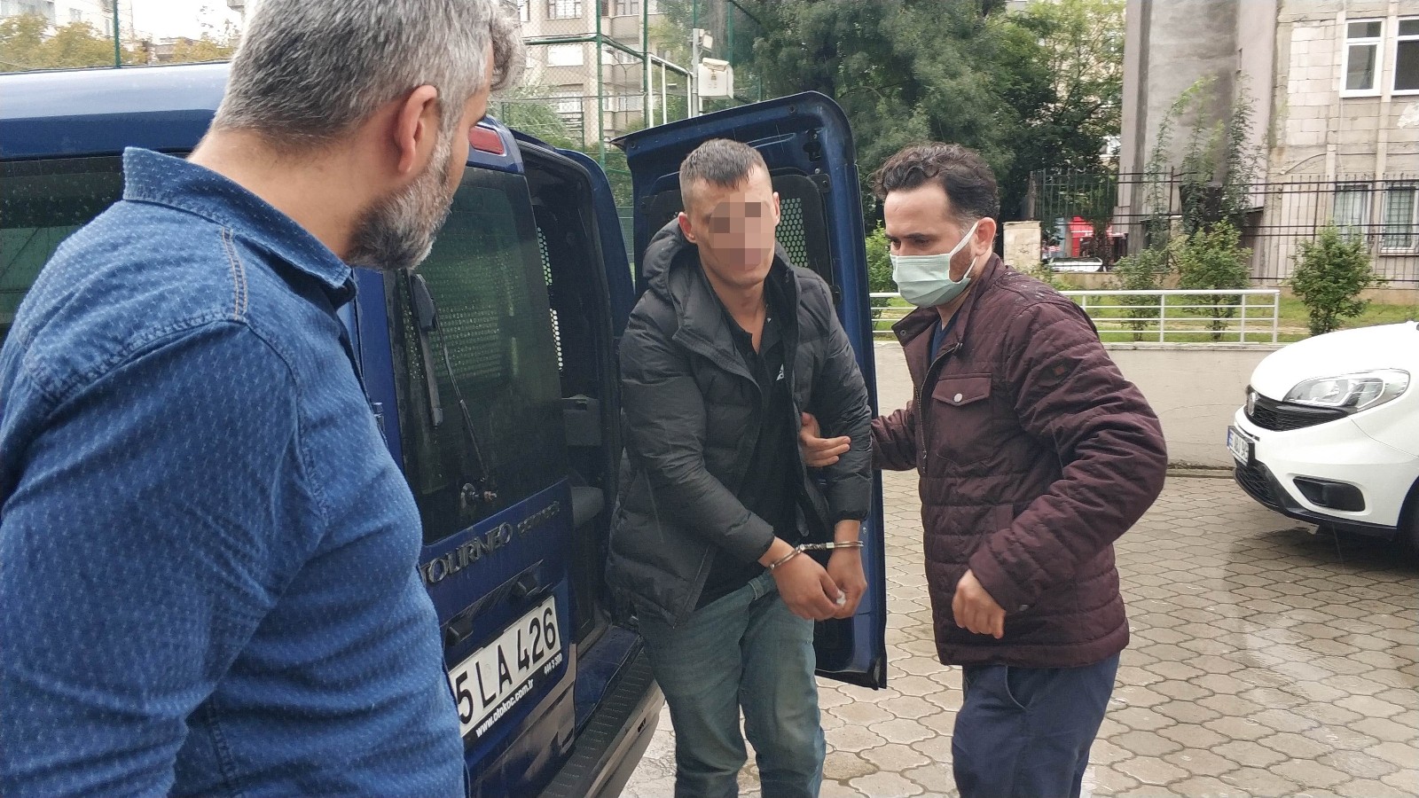 Kız arkadaşının evini taşladı, polisler yakalayınca Atatürk'e hakaretten tutuklandı
