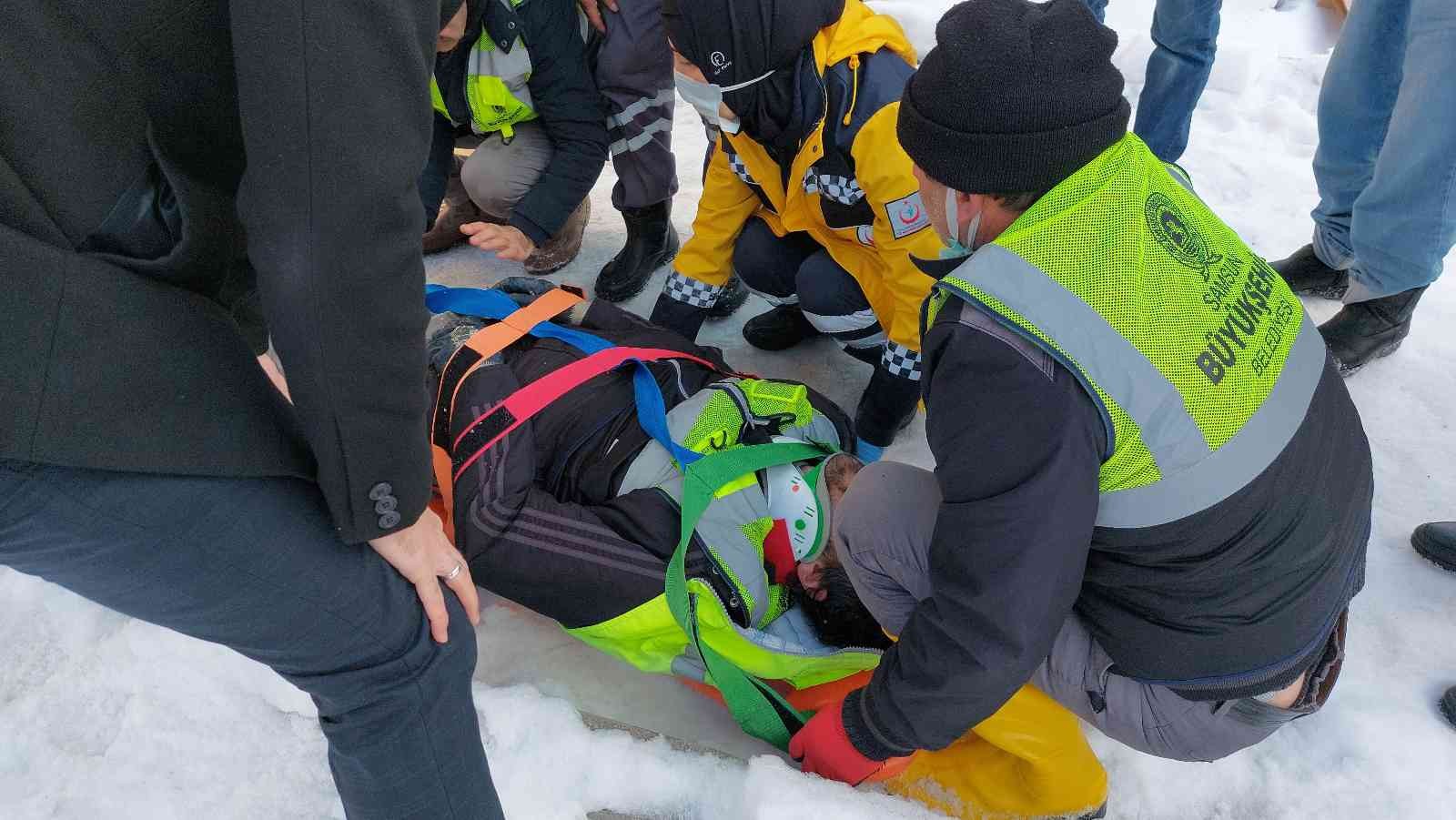 Kar temizleme görevlisi buzda kayarak düşüp hastanelik oldu
