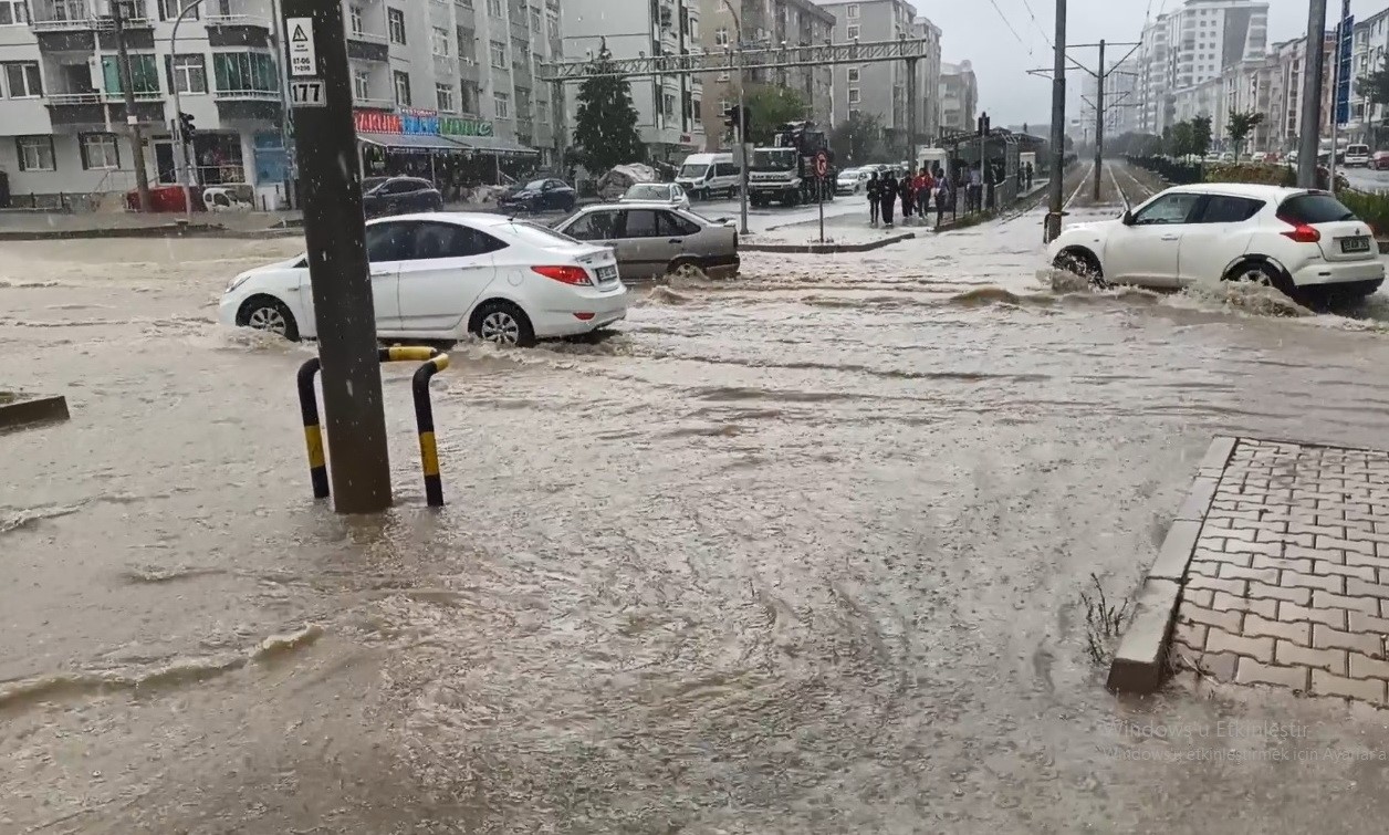 Sağanak yağış Samsun'u esir aldı
