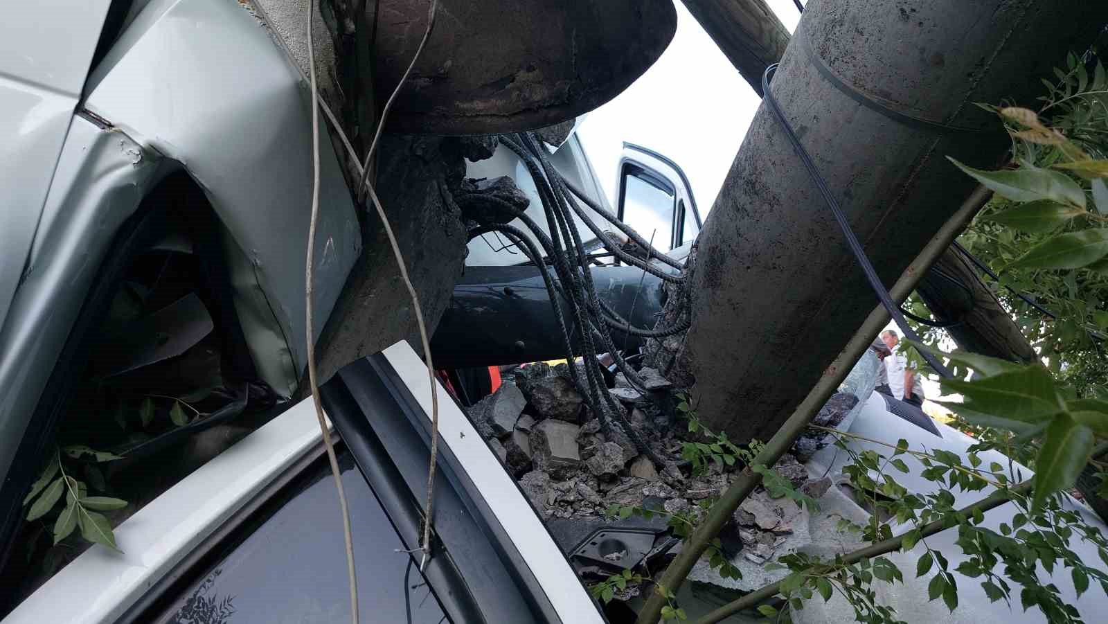 Canlı yayın aracı kaza yaptı: 2 ölü, 1 yaralı
