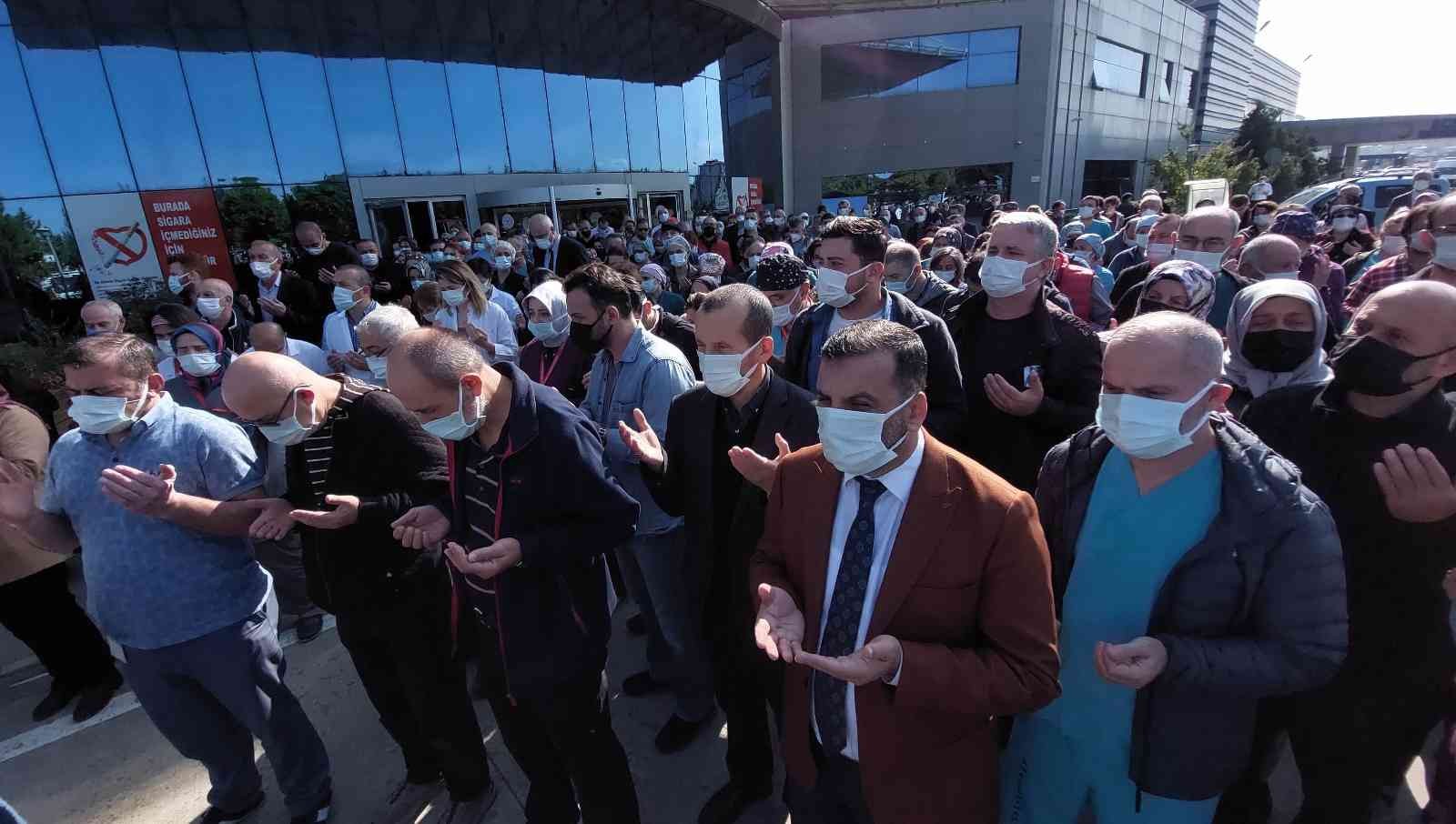 Hayatını kaybeden anestezi teknisyeni için hastane önünde tören düzenlendi
