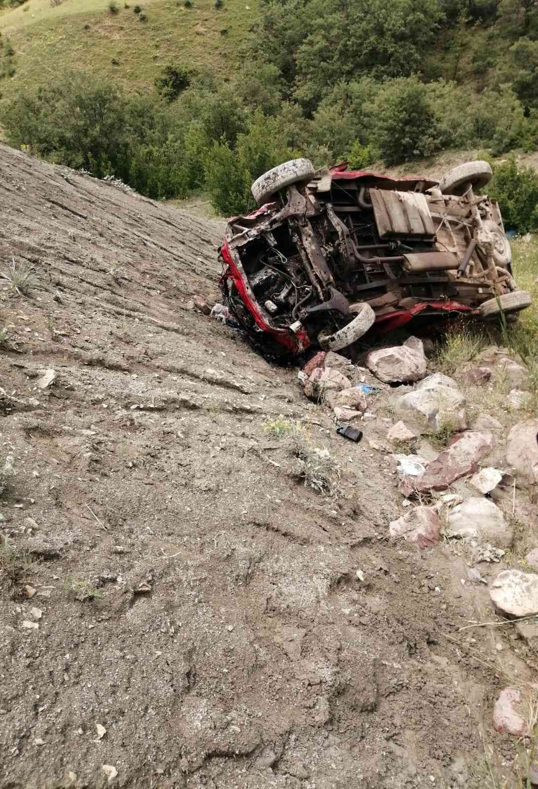 Tokat'ta minibüs uçuruma yuvarlandı. 4 ölü, 1 yaralı
