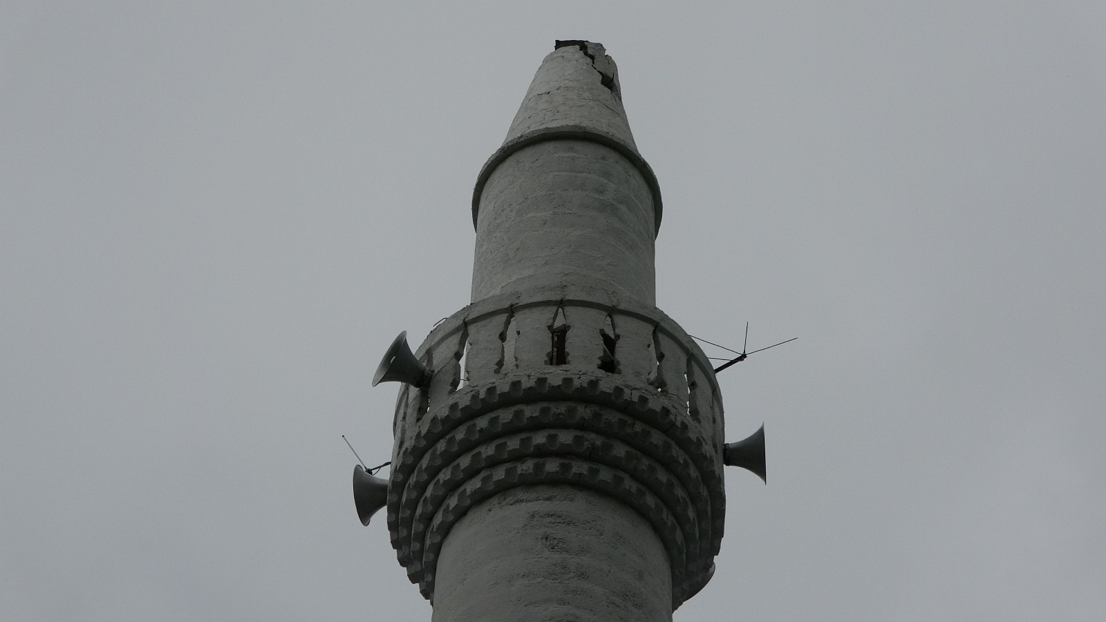 Ordu'da yıldırım düşen minarenin ucu koptu

