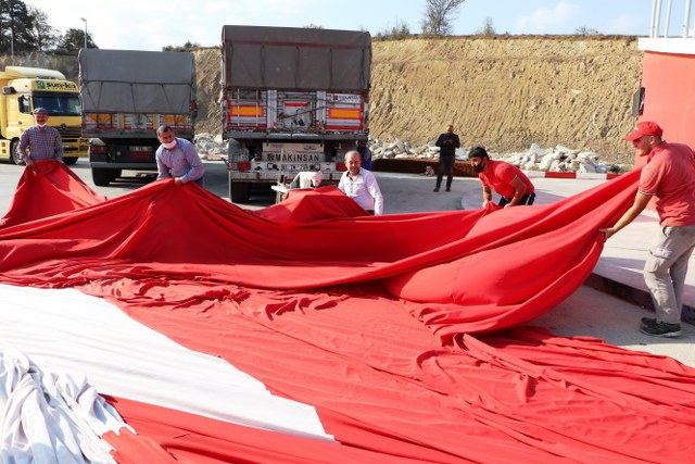 Türkiye'nin en büyük bayrağı Samsun'da