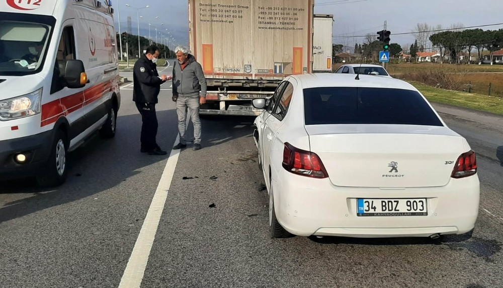 Samsun'da otomobil tıra çarptı: 2 yaralı

