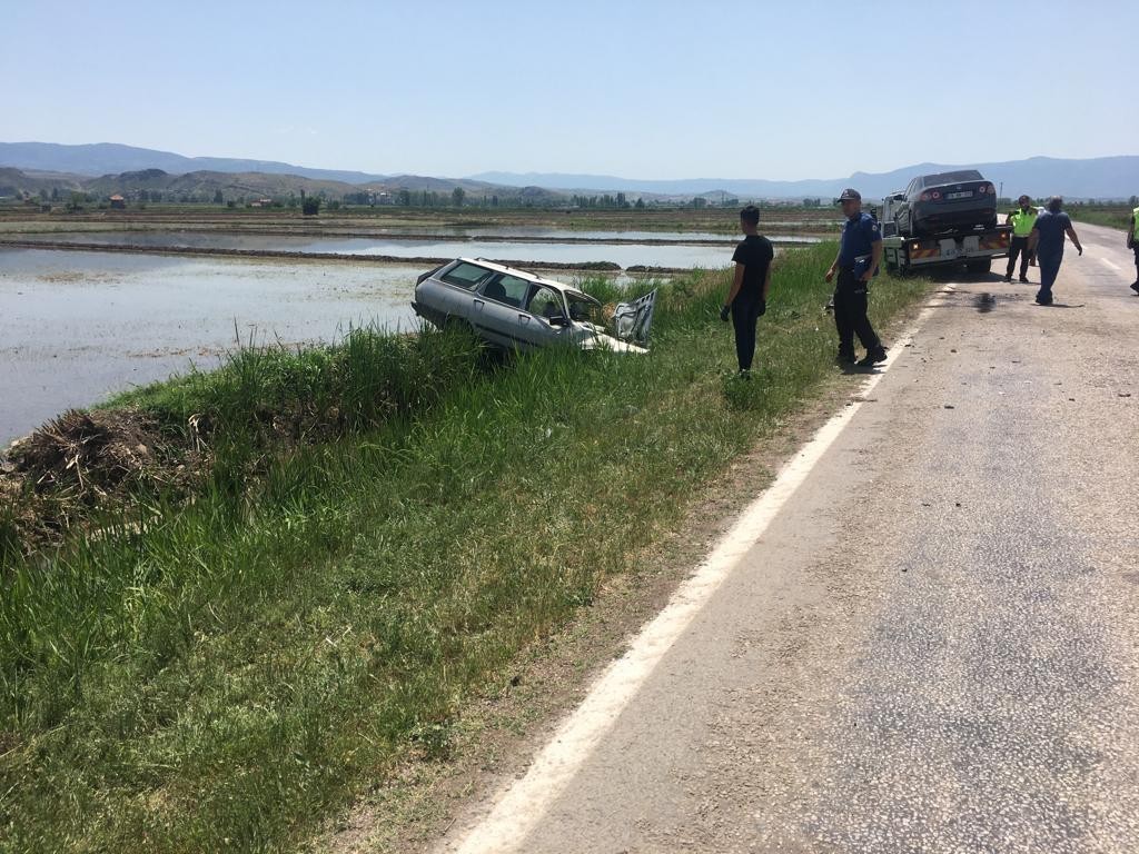 Otomobiller çarpıştı: 1'i ağır 5 yaralı
