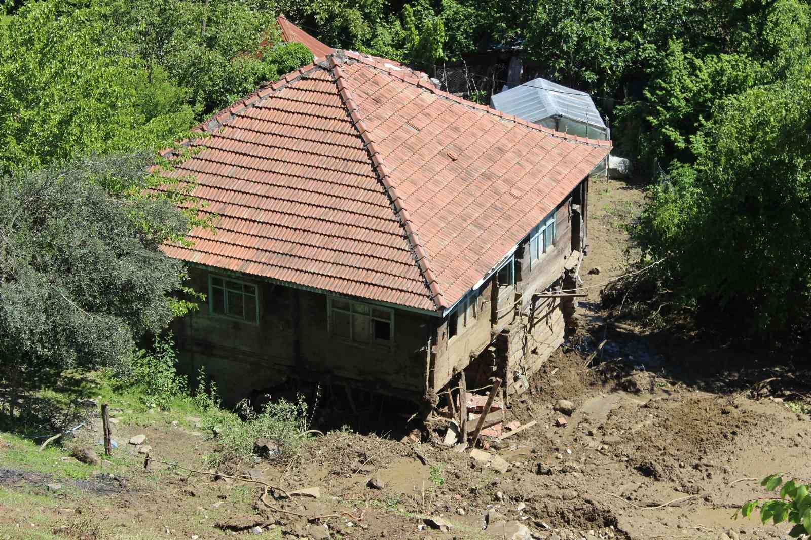 Sinop'ta heyelan: 2 ev ve 1 samanlıkta zarar oluştu
