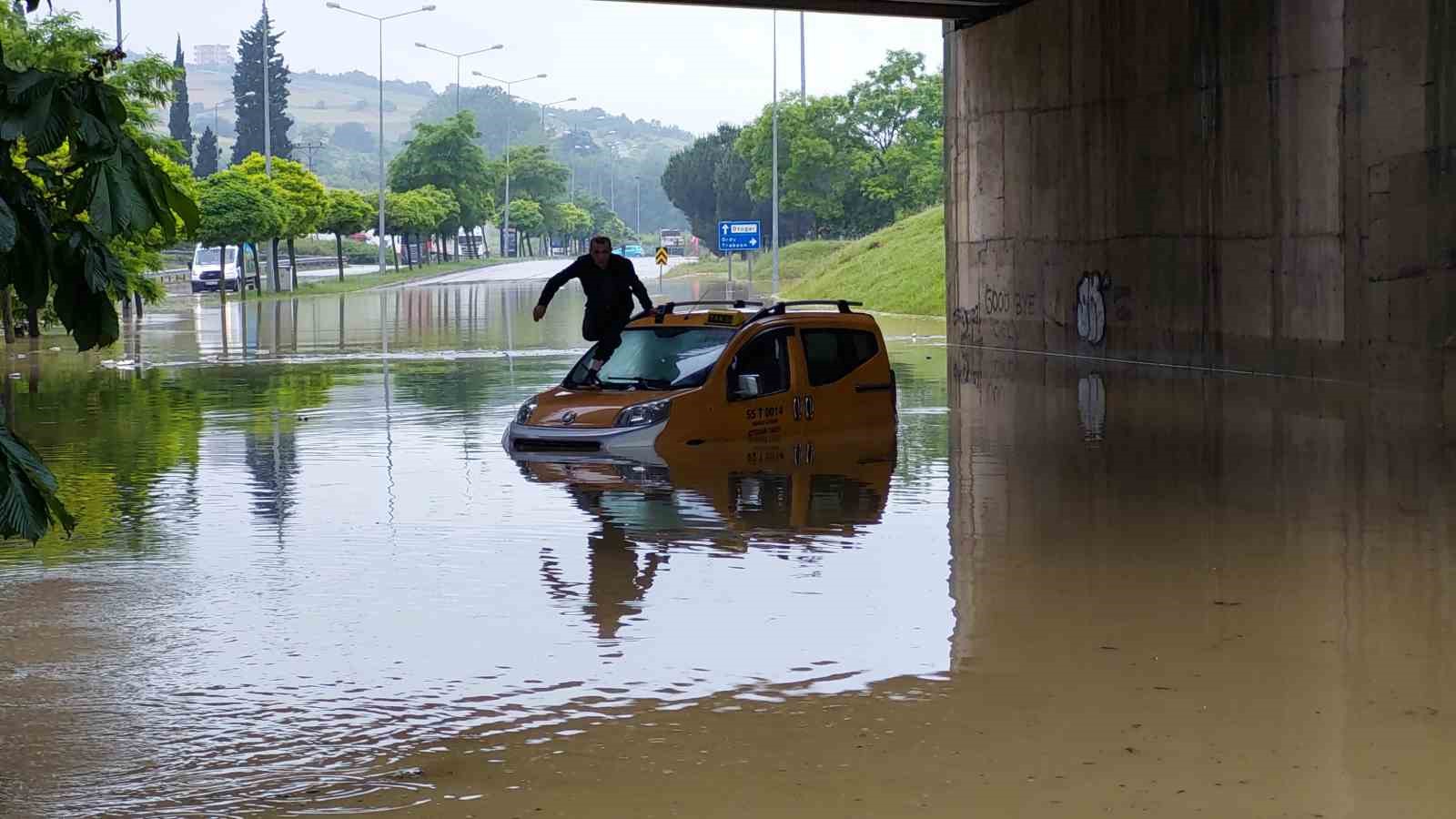 Samsun'da taksici selde aracıyla suyun içinde mahsur kaldı
