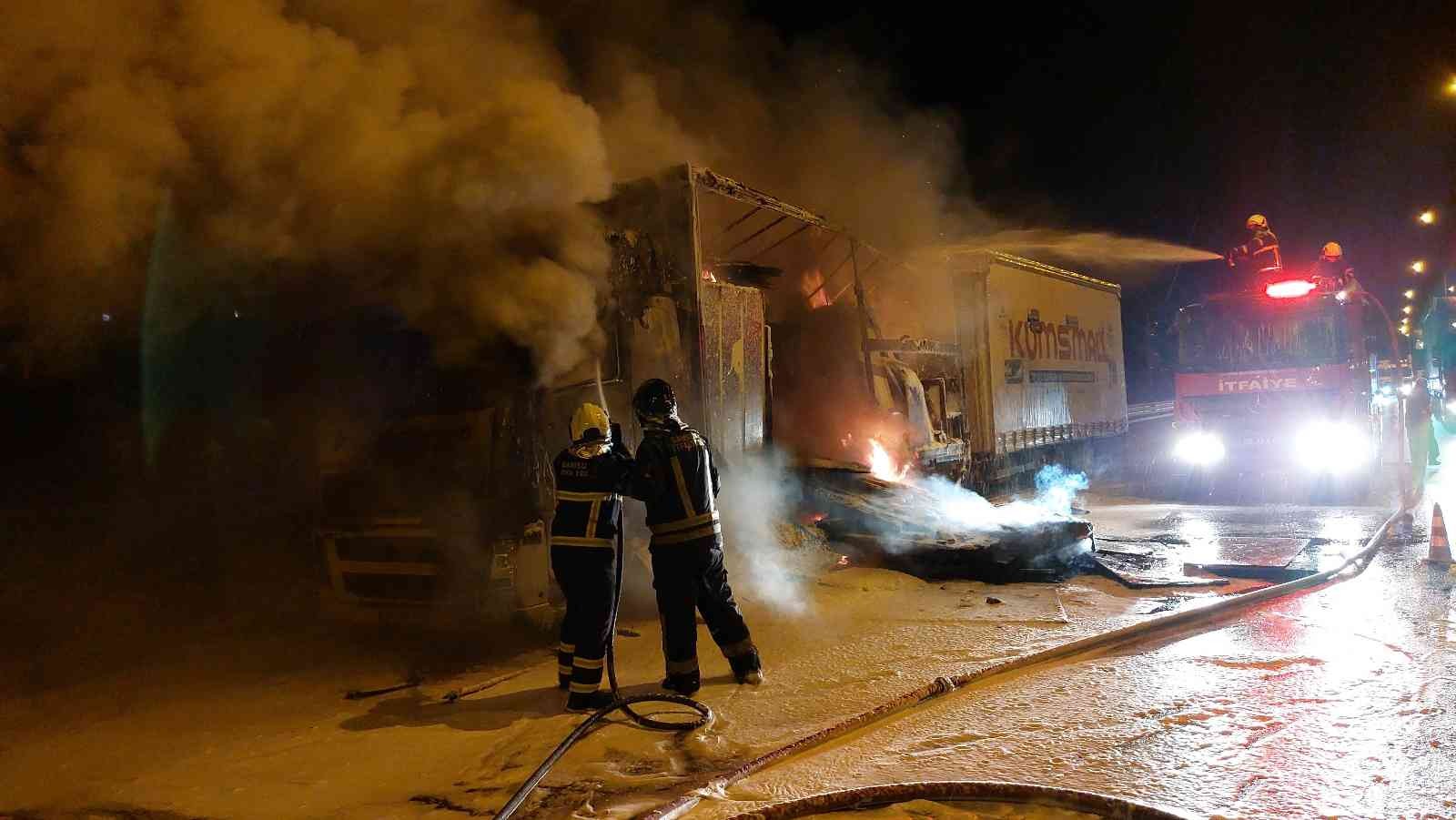 Samsun'da mobilya yüklü tır alev alev yandı
