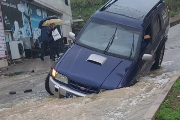 Samsun'da sel felaketi! Yollar çöktü, araçlar yolda kaldı