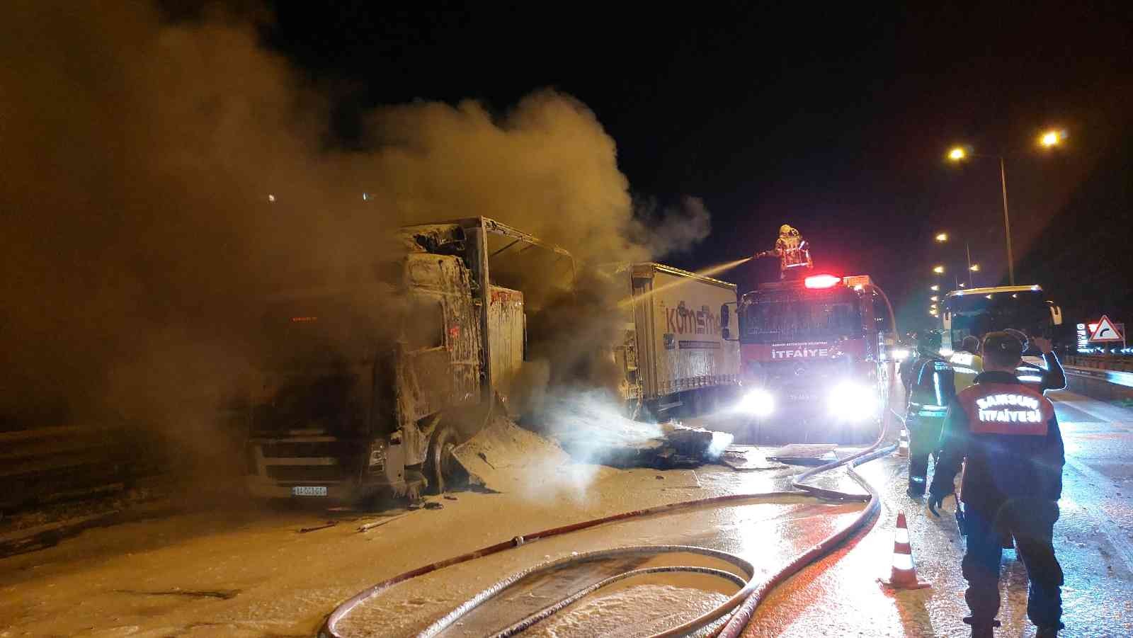 Samsun'da mobilya yüklü tır alev alev yandı
