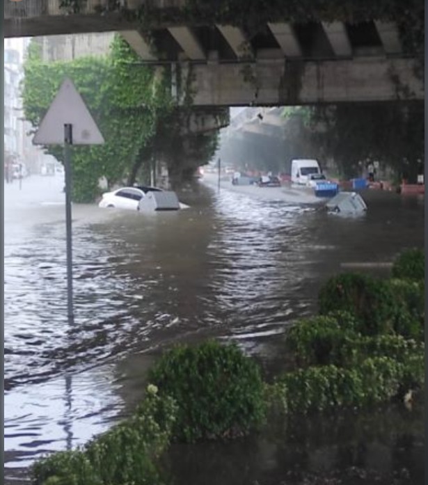 Samsun'da sel felaketi! Yollar çöktü, araçlar yolda kaldı