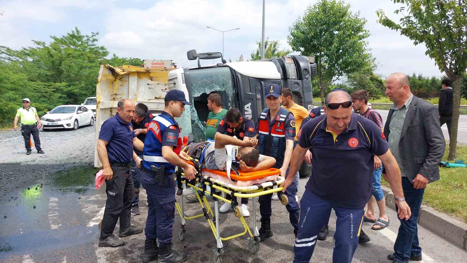 Devrilen mıcır yüklü kamyonun sürücüsünü itfaiye camı kırarak çıkarttı
