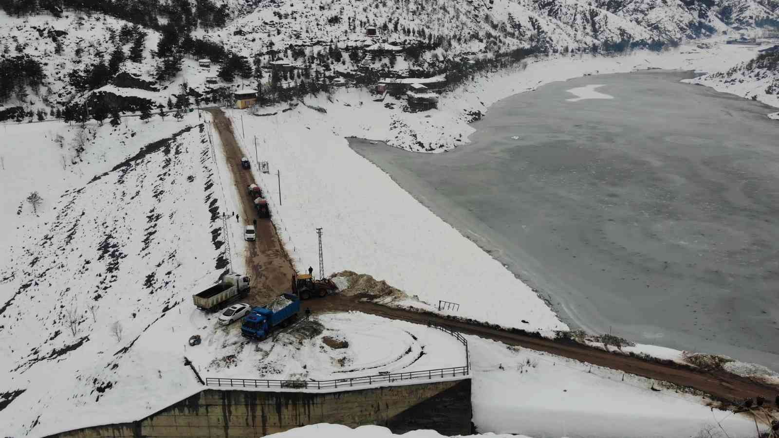 Sokaklardaki karları toplayıp baraj gölüne taşıdılar
