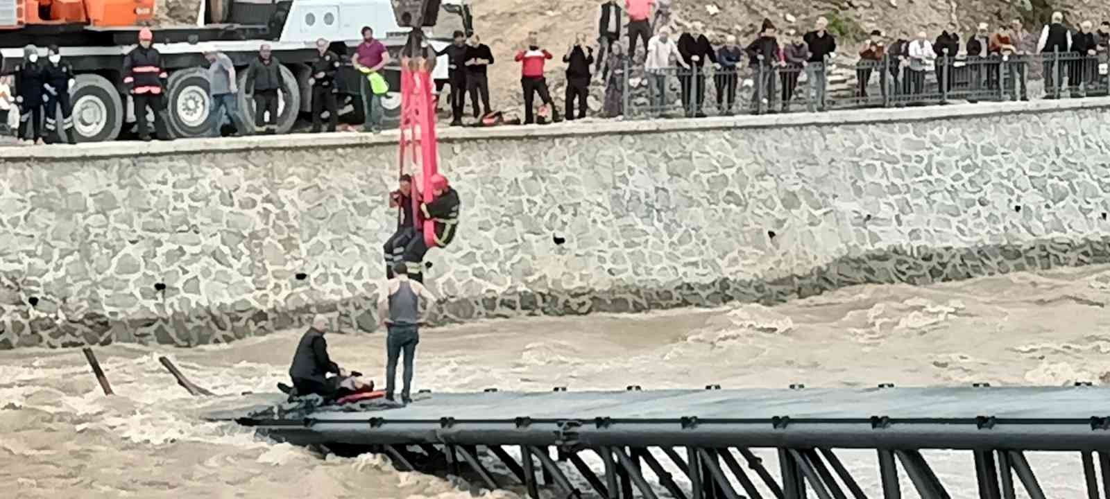 Ordu'da inşaat halindeki köprü çöktü: 2 işçi yaralı

