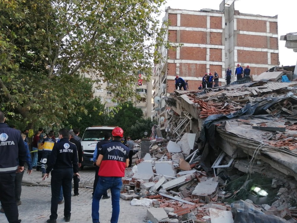 İzmir'deki depremde yıkılan binadan 7 kişi kurtarıldı
