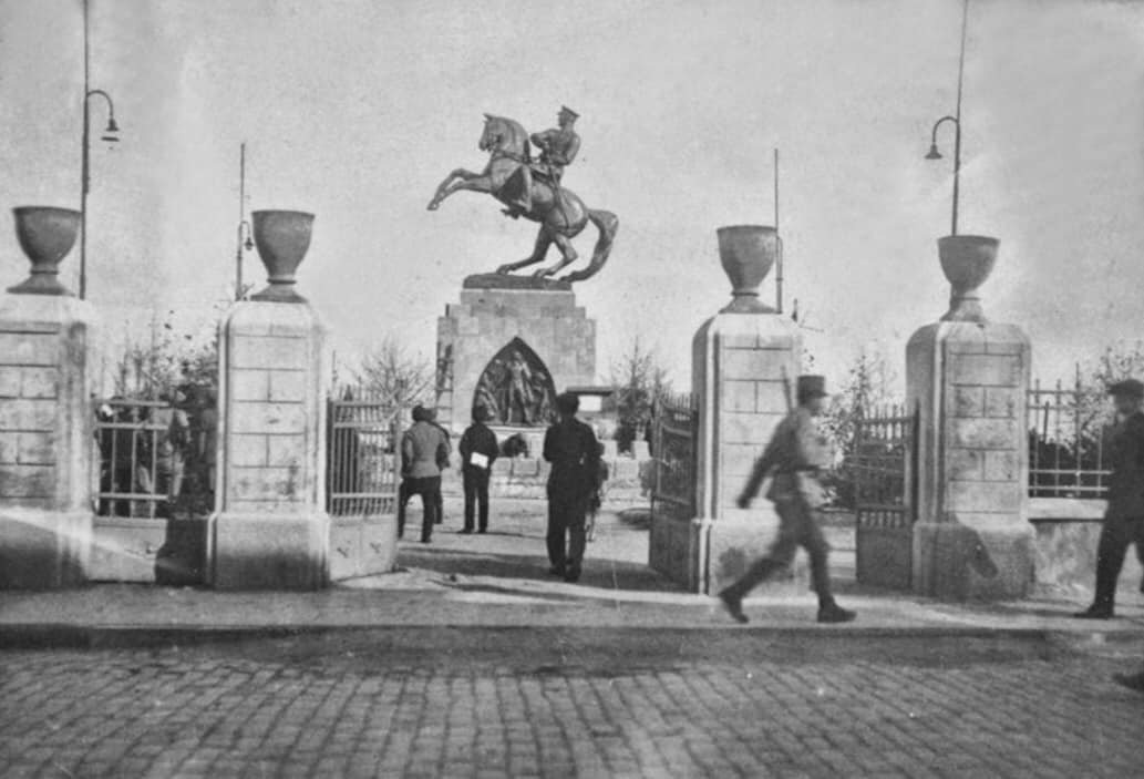 Dünden bugüne Onur Anıtı