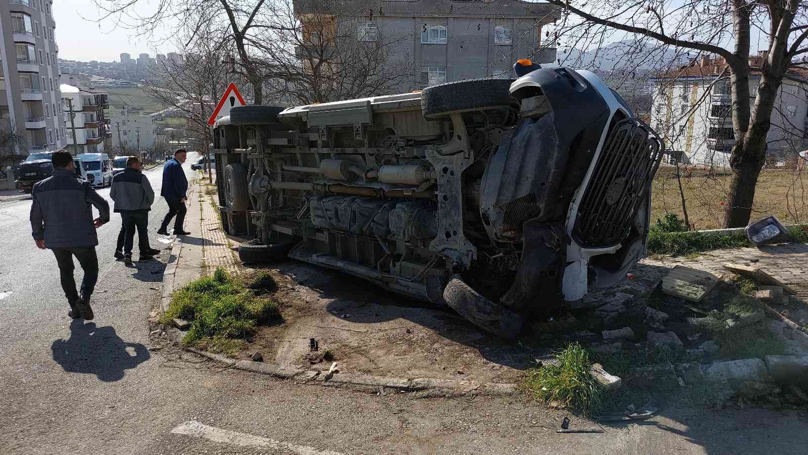 Öğrenci servisi ile cip çarpıştı: 9'u öğrenci 15 yaralı
